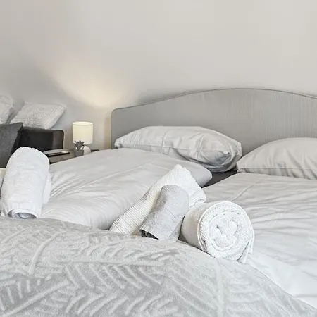 Heaven With 4 Bedrooms A Furnished Kitchen And Balcony 아파트