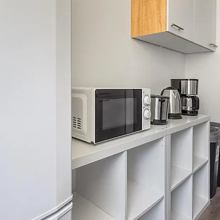 아파트 Heaven With 4 Bedrooms A Furnished Kitchen And Balcony