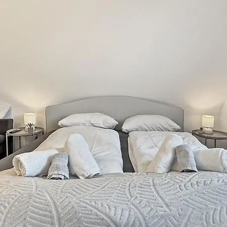 Heaven With 4 Bedrooms A Furnished Kitchen And Balcony Filderstadt