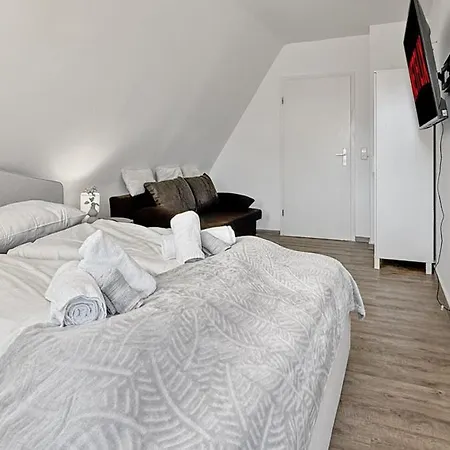 Heaven With 4 Bedrooms A Furnished Kitchen And Balcony 아파트 *