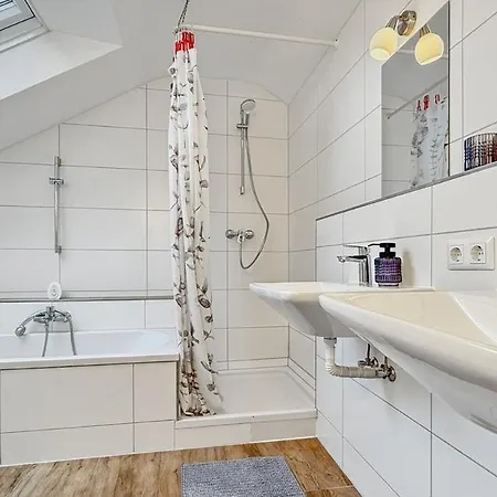 Heaven With 4 Bedrooms A Furnished Kitchen And Balcony Filderstadt