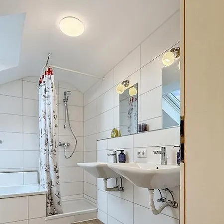 Heaven With 4 Bedrooms A Furnished Kitchen And Balcony Apartamento Filderstadt