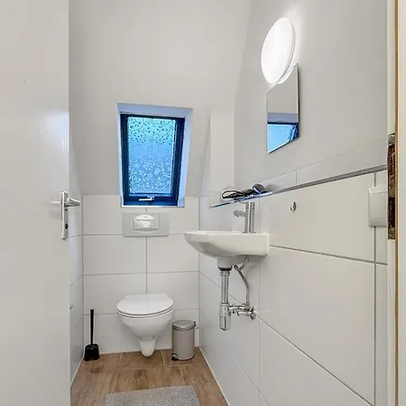 Heaven With 4 Bedrooms A Furnished Kitchen And Balcony 필더슈타트